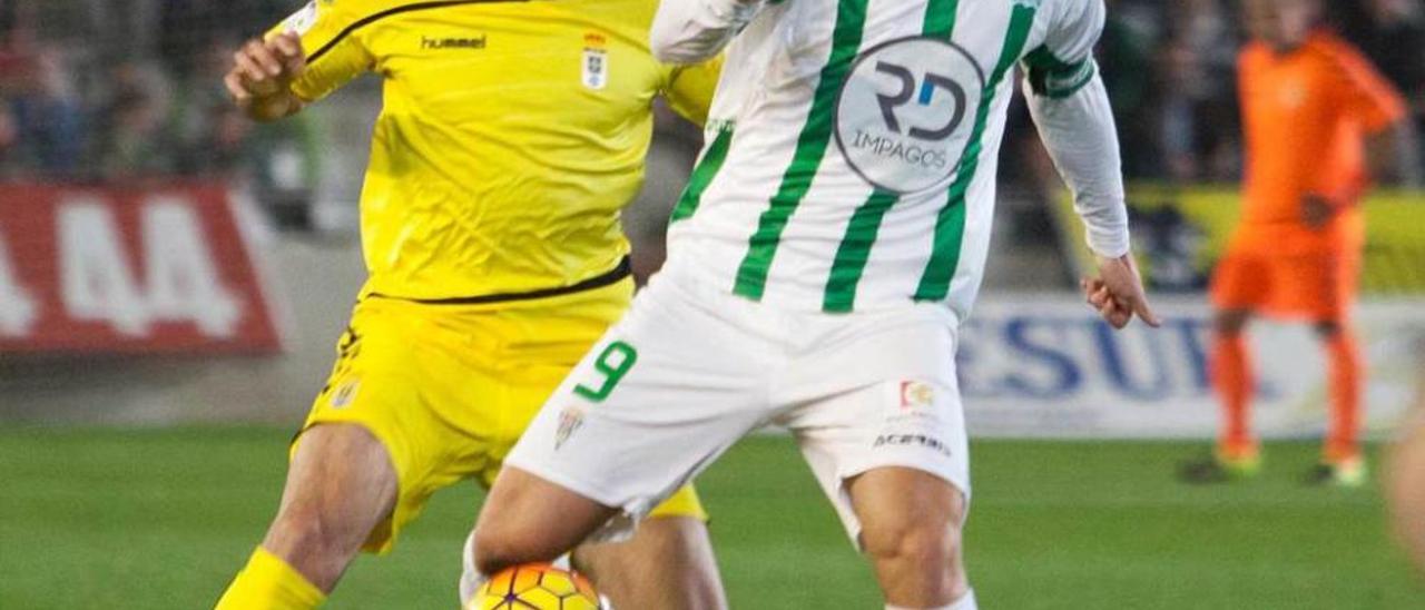 Borja Gómez presiona a Xisco en el partido del domingo.