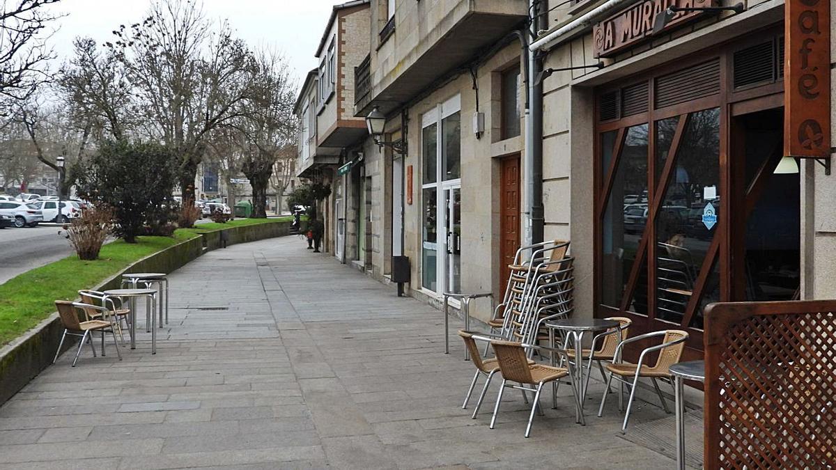 La imagen de las calles vacías, terrazas sin clientes y últimos cafés en el interior en Allariz.   | // F. CASANOVA