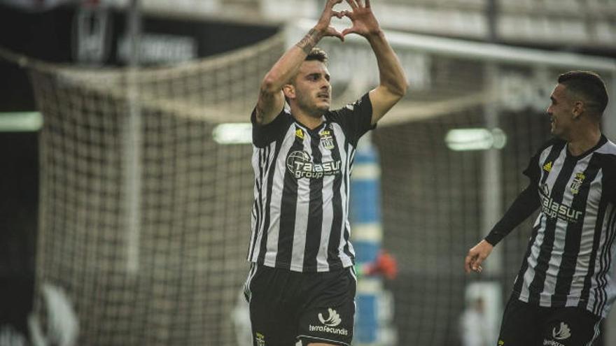 Elady Zorrilla celebra uno de los goles de la recién finalizada temporada en presencia del tinerfeño Cristo Martín.