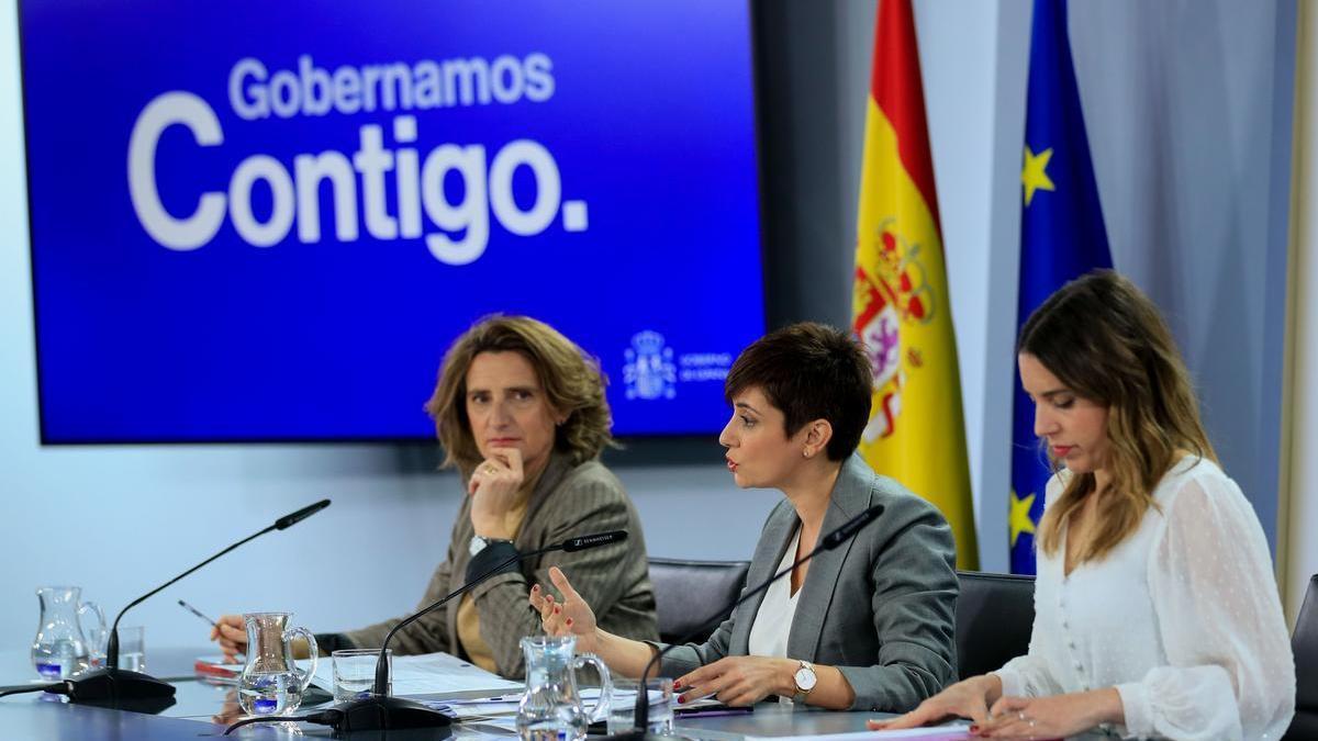 Rueda de prensa de este martes tras el Consejo de Ministros: Isabel Rodríguez, Teresa Ribera e Irene Montero.