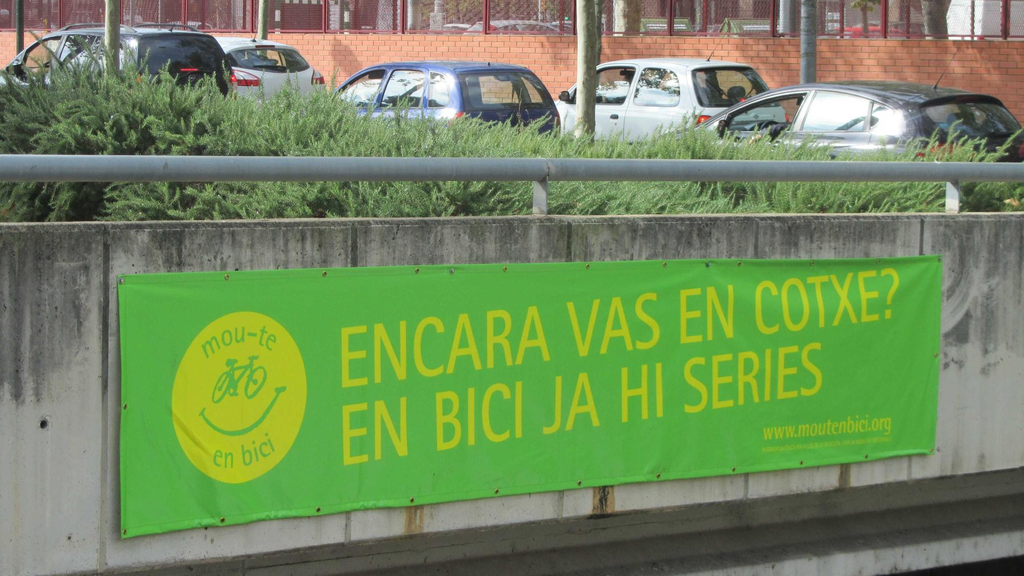 Pancarta de l'associaciño fomentant l'ús de la bici