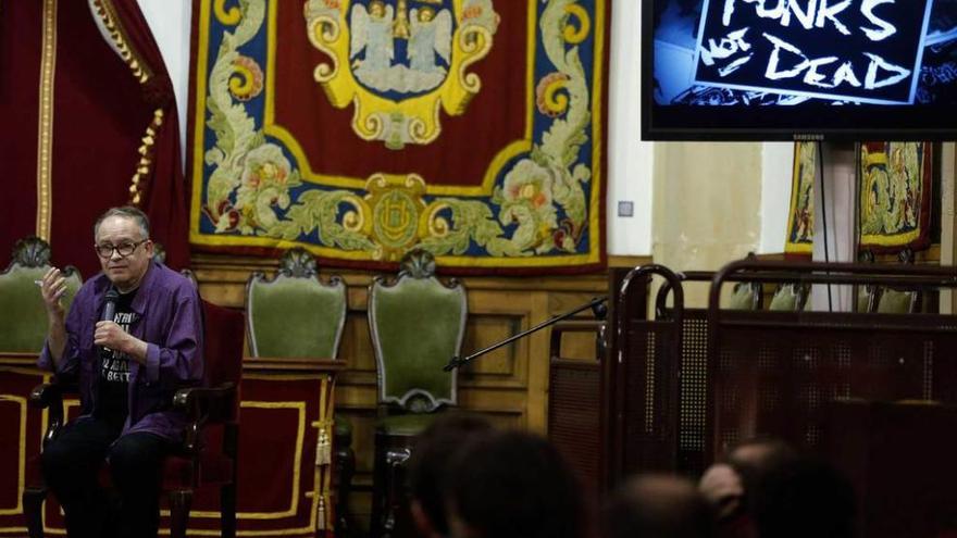 El líder de &quot;Siniestro Total&quot;, Julián Hernández, ayer, durante su participación en el ciclo &quot;La memoria de las canciones&quot; de la Cátedra Leonard Cohen, en el edificio histórico de la Universidad de Oviedo.