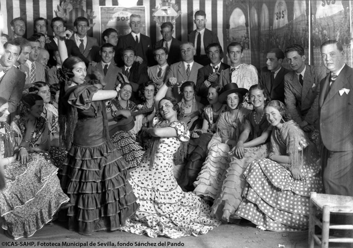 Baile por sevillanas en una caseta de la Feria de 1933