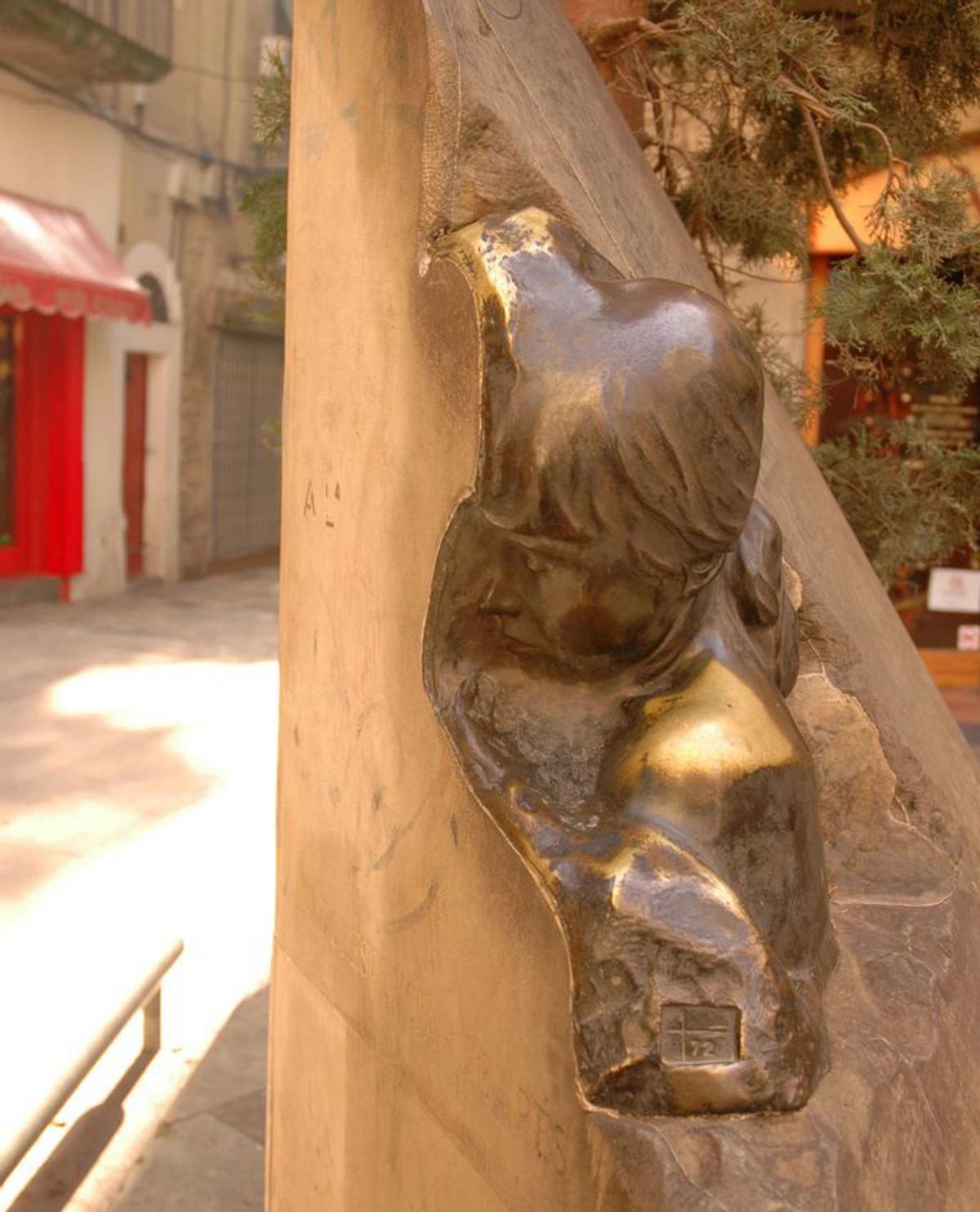 Un calaix de sastre amb escultures i relleus del Sagrat Cor a carrers i places de Manresa