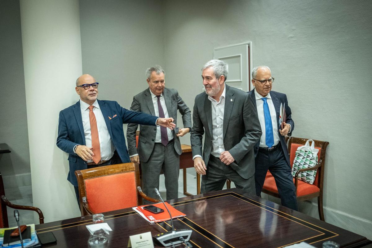 El presidente de Canarias, Fernando Clavijo Batlle, se reúne con los portavoces parlamentarios para valorar las medidas que puede impulsar el Gobierno de Canarias para hacer frente a las consecuencias que la guerra en Oriente Medio está generando en el Archipiélago; así como analizar las acciones aprobadas por el Gobierno de España y su incidencia en las islas