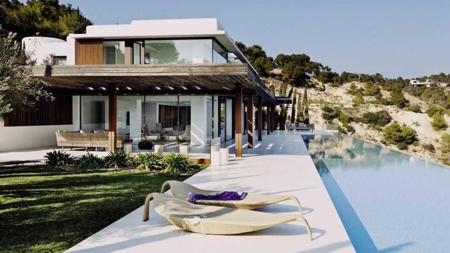 Aleix Espargaró enseña en un vídeo su semana de lujo en una villa de Ibiza de 20.000 euros el día: chef privado, masajista...