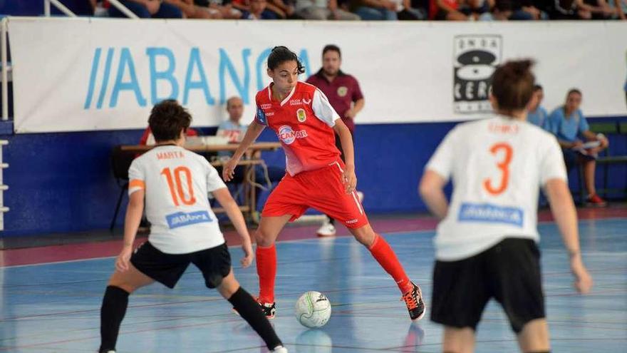 Ceci conduce la pelota durante el partido en A Seca ante el Ourense Envialia. // G.Santos