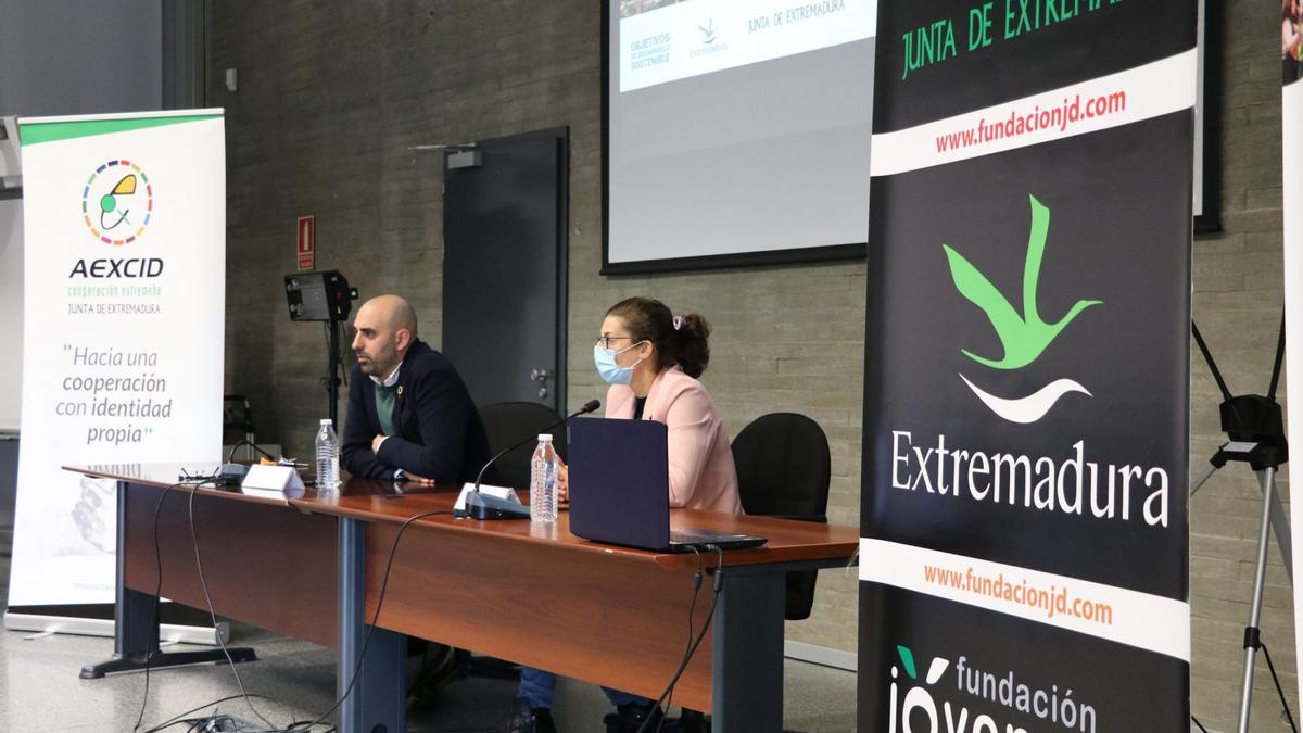 José Ángel Calle Suárez y Sonia Bejarano, en una jornada formativa de Jóvenes en Extremadura en Organismos Multilaterales.