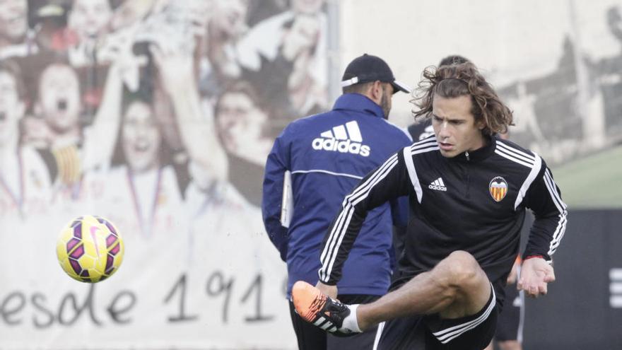 Orban golpea el esférico durante un entrenamiento.