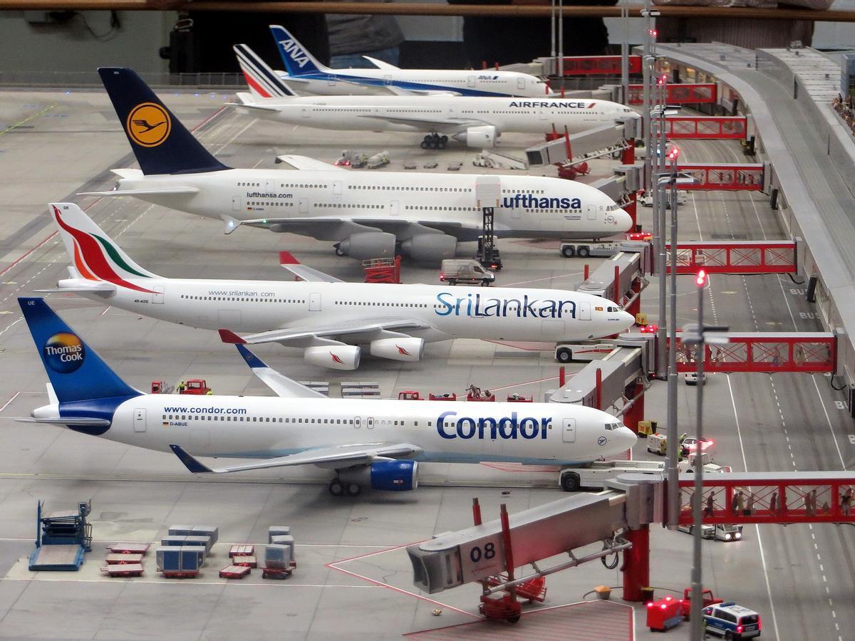 Aviones estacionados en un aeropuerto europeo