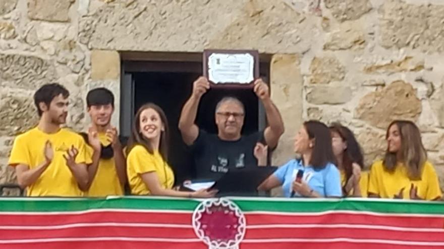 El Perdigón rinde homenaje al vecino que desinfectó las calles durante el COVID