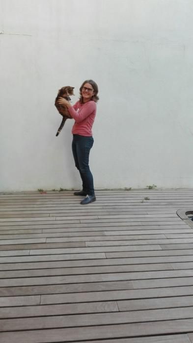 La portavoz de Compromís de Alaquàs, Consol Barberà, posa con su gata Nela.