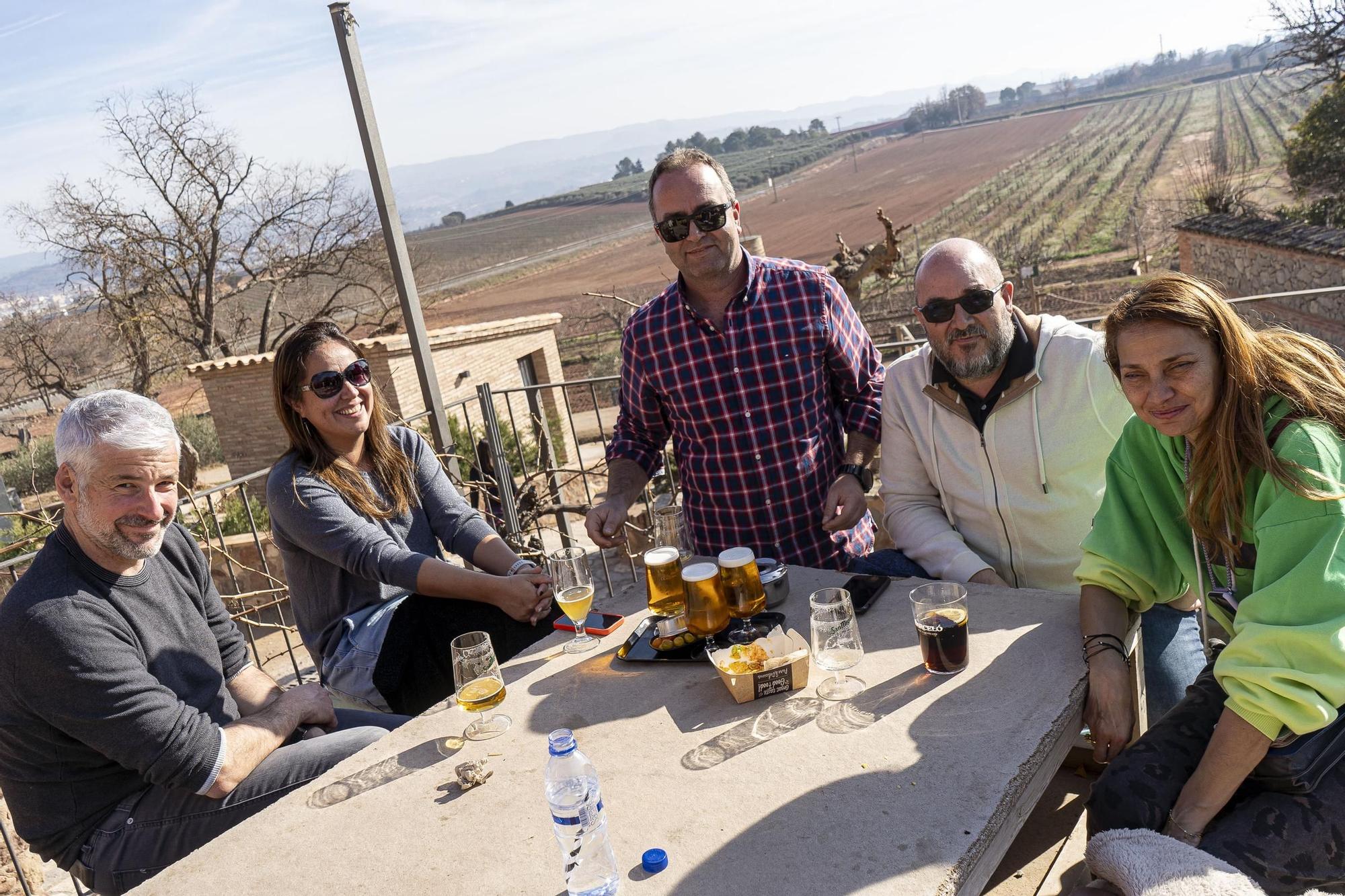 Terrasses plenes al Bages al gener, i en màniga curta