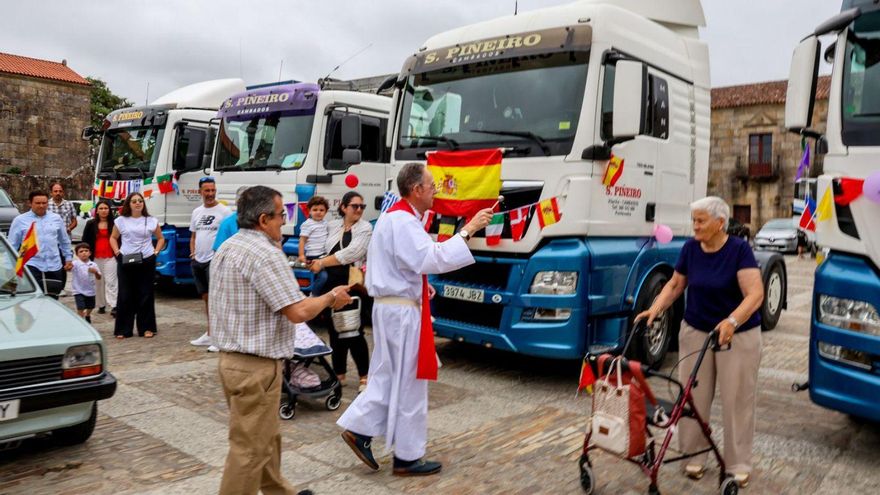 El párroco José Aldao en la bendición de los vehículos participantes.