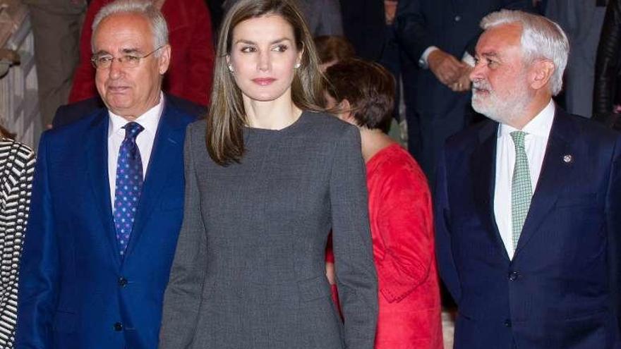 José Ignacio Ceniceros, La Reina Letizia y Darío Villanueva. // Efe