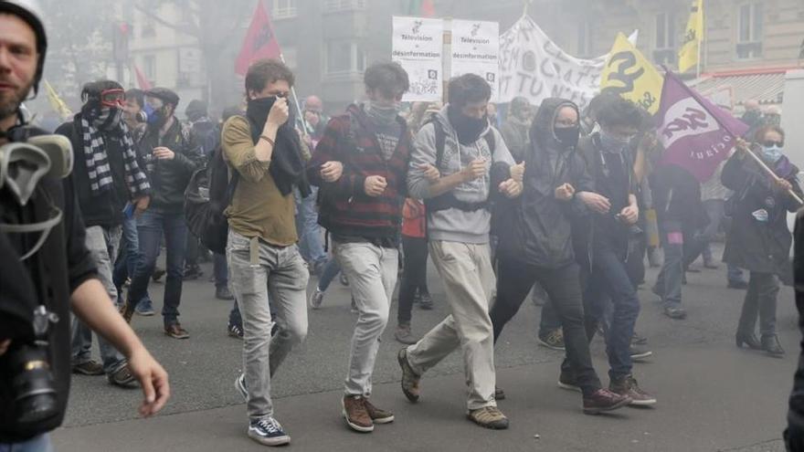 El Gobierno francés supera la moción de censura con protestas en las calles