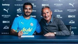 Gündogan posa con Txiki Begiristain tras firmar su nuevo contrato con el Manchester City.