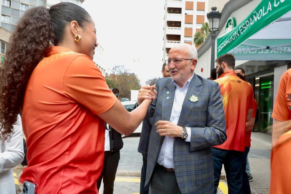 El accionista mayoritario felicita a la joven jugadora Noa Morro