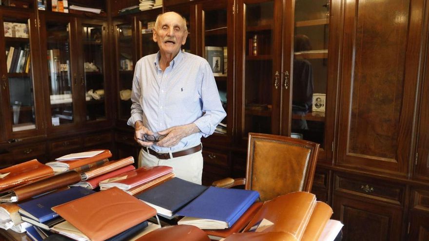 Isidro Fernández Rozada, en el despacho de su casa, ante la mesa en que despliega todas las agendas de su larga vida política.