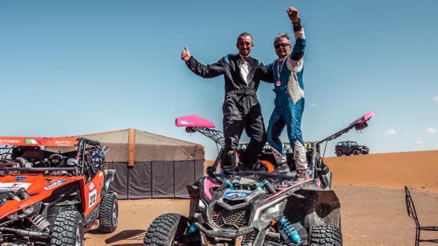 Emilio Ferrando (a la derecha) junto a su copiloto Guillermo López de las Heras