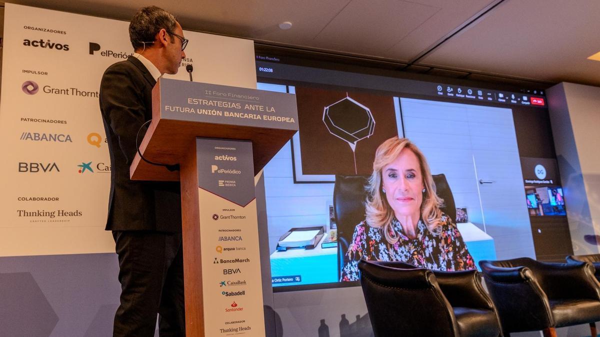 De izquierda a derecha, el periodista de Prensa Ibérica Pablo Allendesalazar conversa con Gloria Ortiz, consejera delegada de Bankinter, por videollamada.