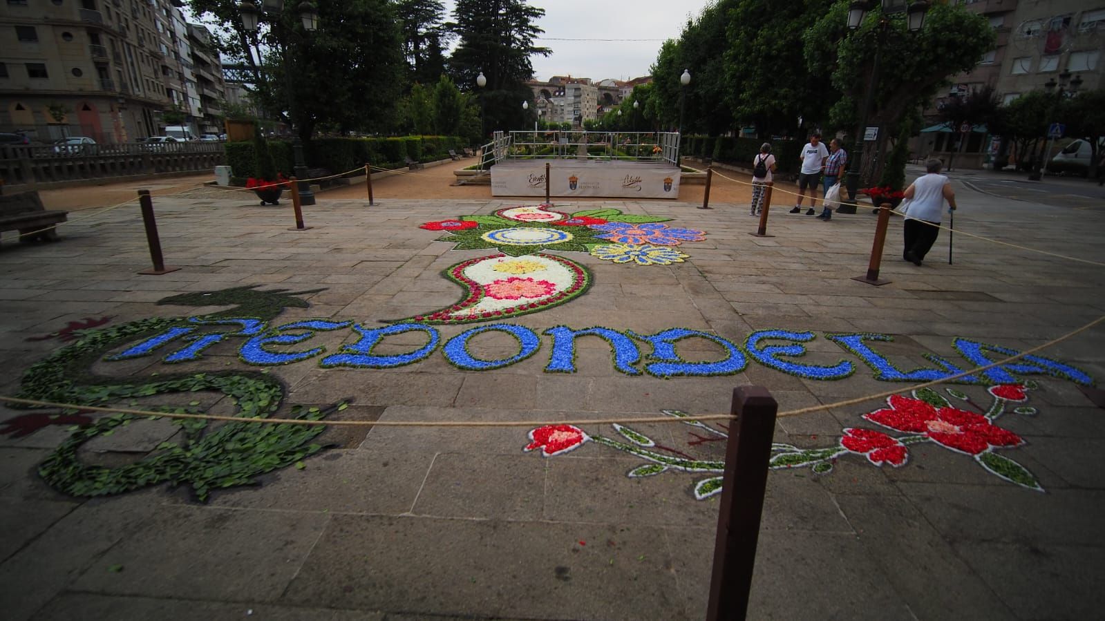 Redondela, cubierta por sus alfombras de flores