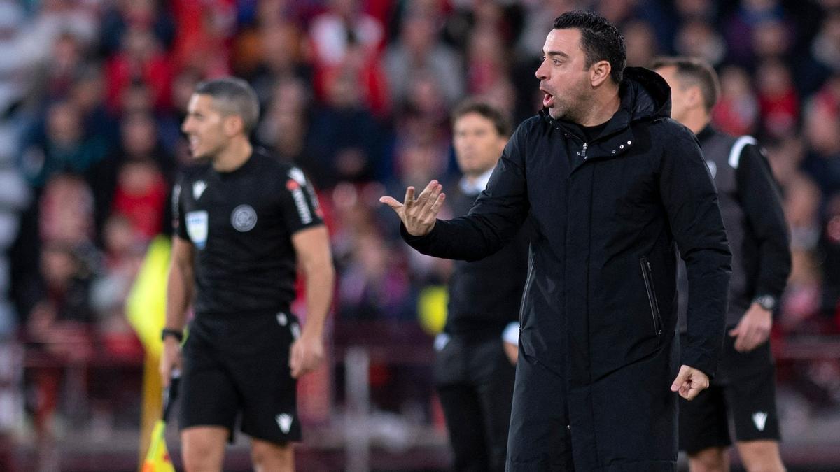 Xavi, enfadado durante el Almería-Barça en el que su equipo encajó la segunda derrota en la Liga.