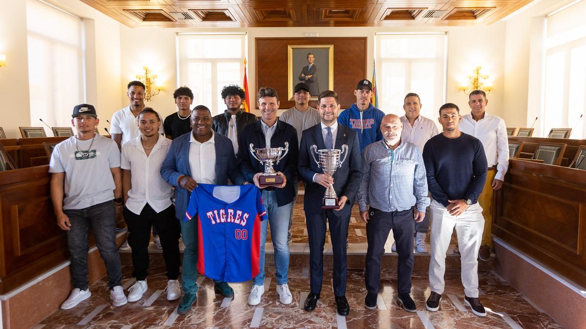 Autoridades, jugadores, técnico y directivos, en la recepción