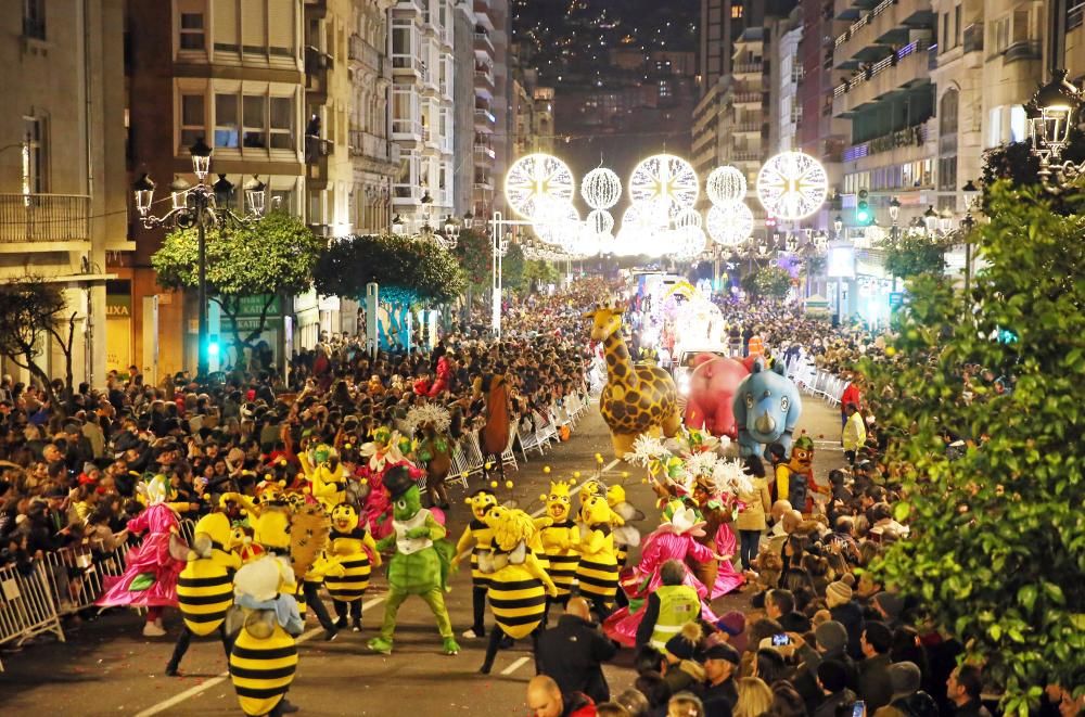 Miles de niños y niñas disfrutan junto a sus familias del desfile récord de la ciudad olívica. Melchor, Gaspar y Baltasar lanzaron caramelos desde sus carrozas.