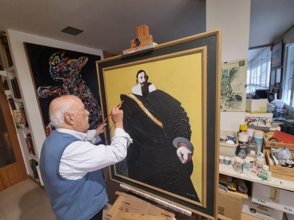 Alfonso Ortuño le da unos trazos para retocar una de sus caricaturas en el estudio que tiene en su casa en Torrevieja.