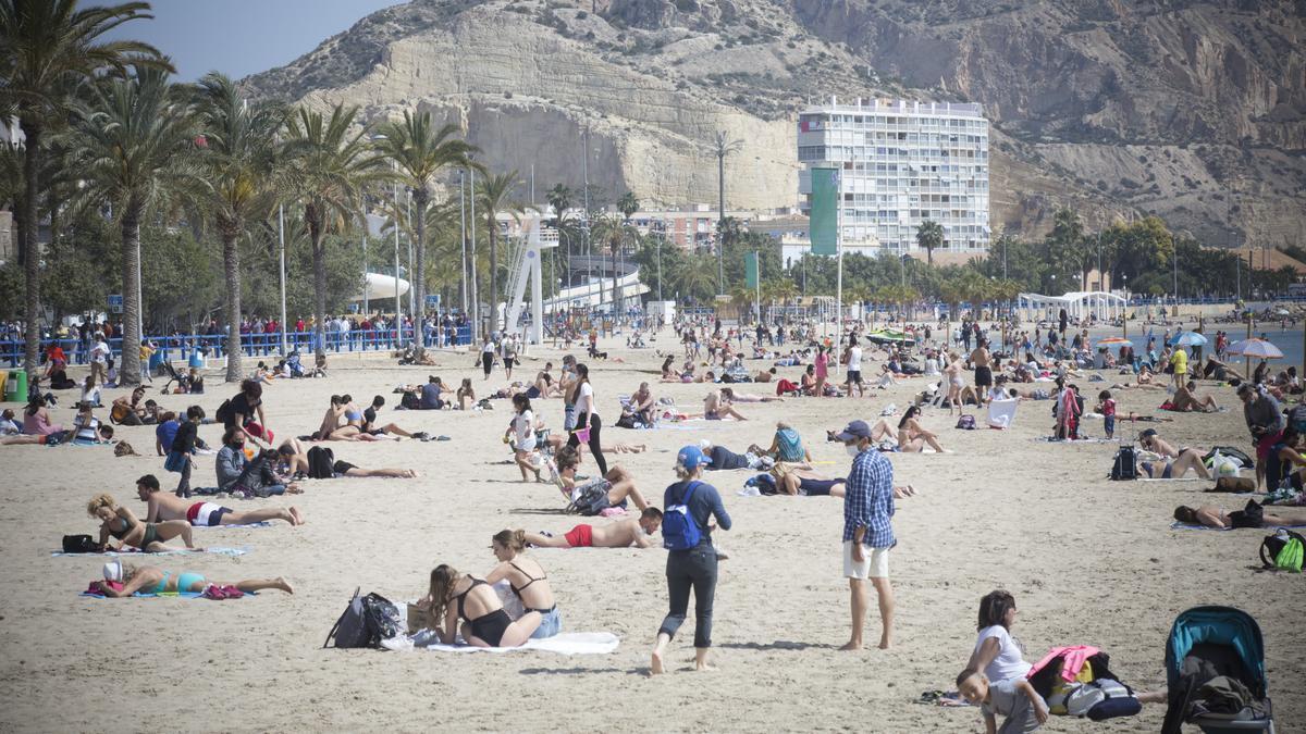 La playa del Postiguet, en Alicante, durante la Semana Santa.