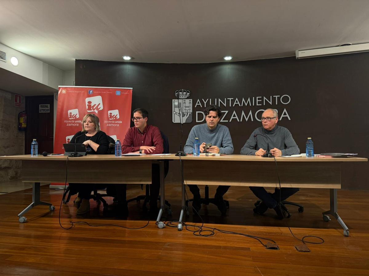 Ana Belén González, Pablo Novo, Juan Gascón y Félix Alonso, en el acto público de IU sobre el tren.