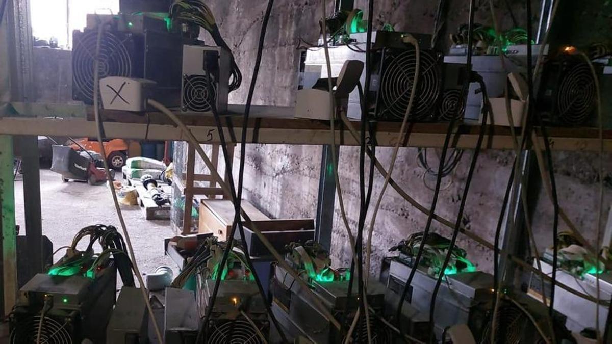 Un laboratorio de minería de criptomoneda descubierto e incautado por las fuerzas de seguridad kosovares en el área de Mitrovica.