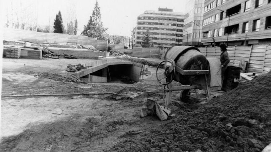Construcción del aparcamiento subterráneo de La Marina en los años 90.