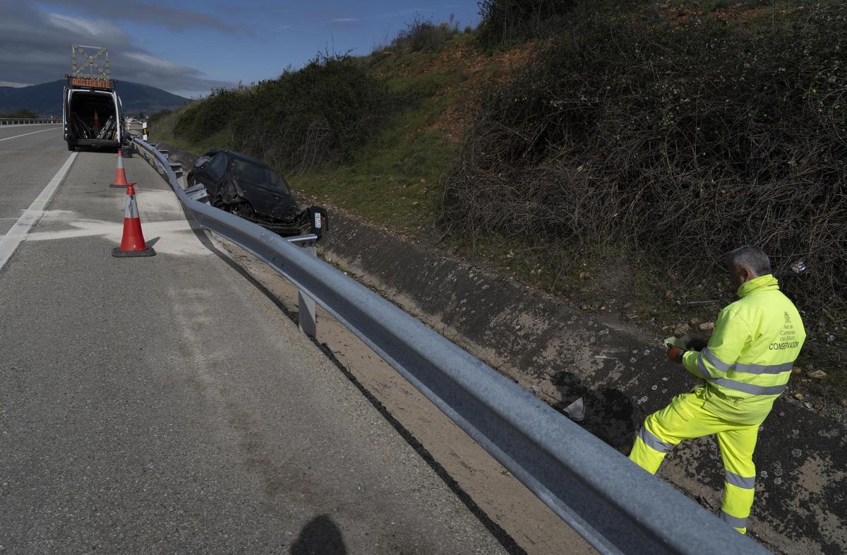 Operarios en el lugar del accidente.