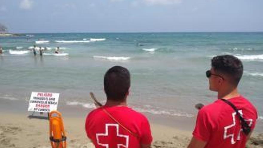 Rescatan ilesos a los ocupantes de un barco que se hundía en el Portitxol de Xàbia