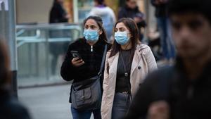 Dos mujeres con mascarilla por el centro de Barcelona, el 26 de julio.