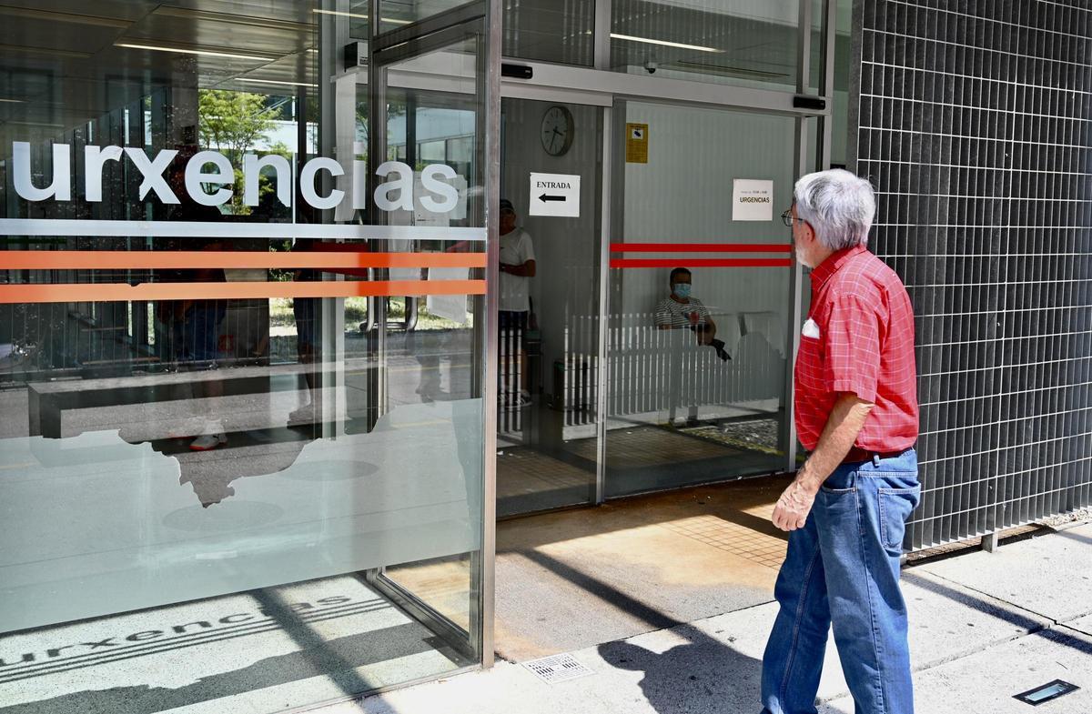 Un hombre entrando en el PAC de A Parda, en Pontevedra.