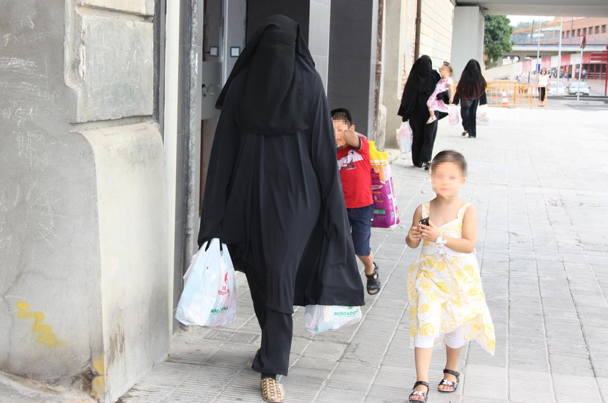 Imatge d'arxiu d'unes dones passejant amb burka a Lleida