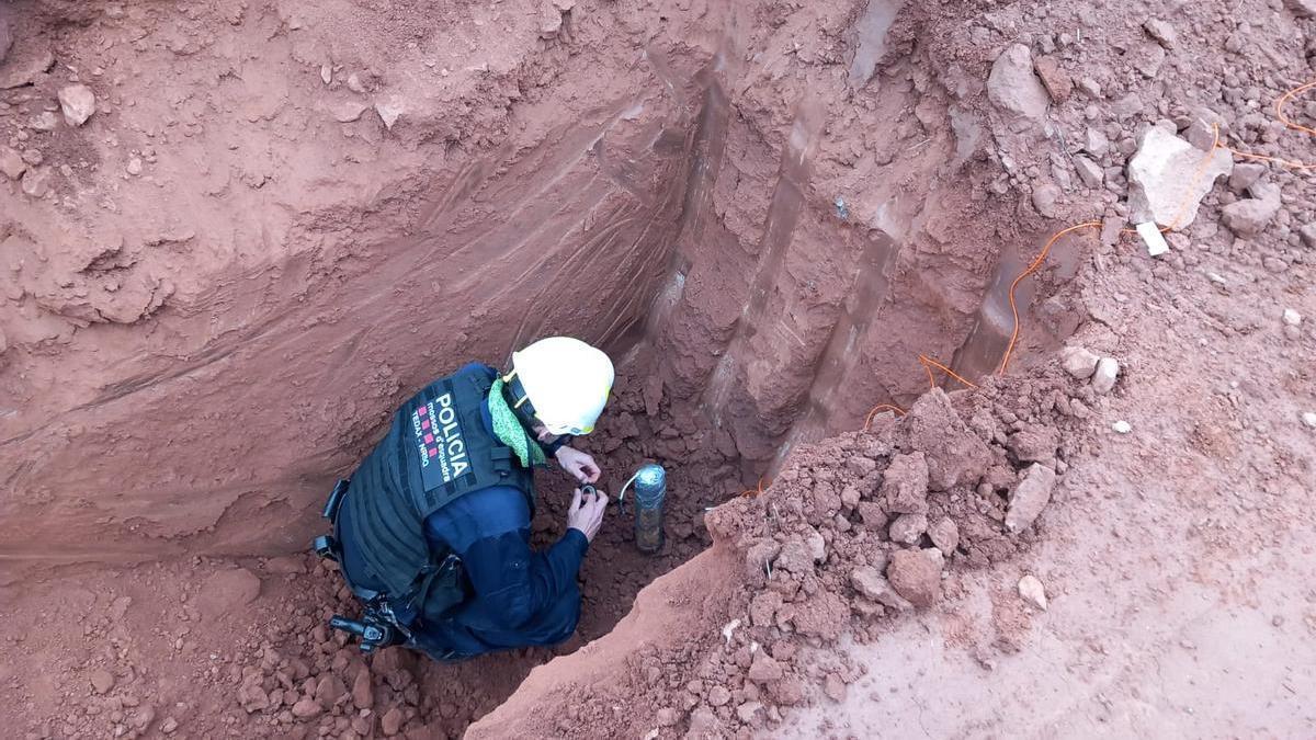 Un agent dels Tedax preparant l'explosió del projectil