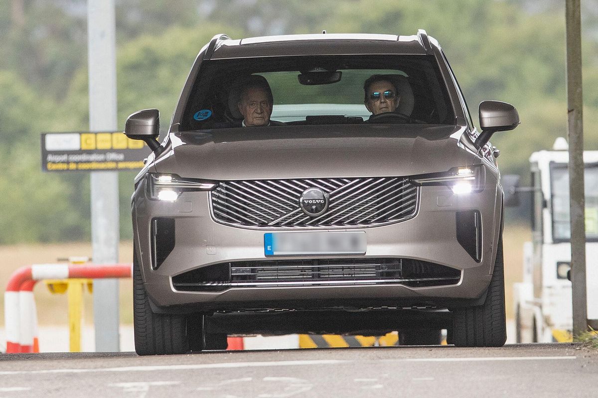 El rey emérito Juan Carlos I (i), junto a su amigo Pedro Campos (d), sale del aeropuerto este jueves en Vigo, desde donde se ha trasladado por carretera a Sanxenxo