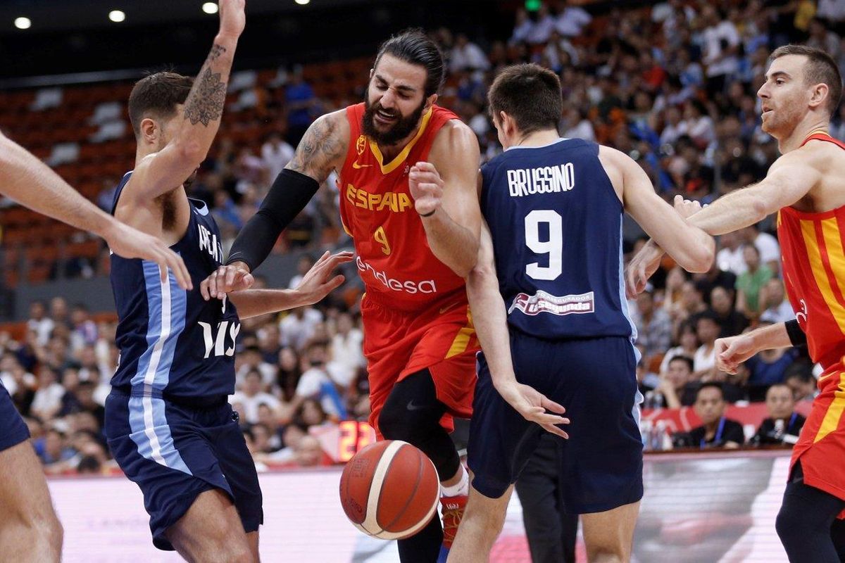 GRAF1800. NINGBO (CHINA), 27/08/2019.-El español Ricky Rubio (c) pelea por la pelota durante el amistoso ante Argentina que ambas selecciones juegan, este martes, en la ciudad de Ningbó. China acoge el Mundial de Baloncesto 2019 desde el 31 de agosto hasta el 15 de septiembre. EFE/Wu Hong