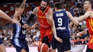 GRAF1800. NINGBO (CHINA), 27/08/2019.-El español Ricky Rubio (c) pelea por la pelota durante el amistoso ante Argentina que ambas selecciones juegan, este martes, en la ciudad de Ningbó. China acoge el Mundial de Baloncesto 2019 desde el 31 de agosto hasta el 15 de septiembre. EFE/Wu Hong