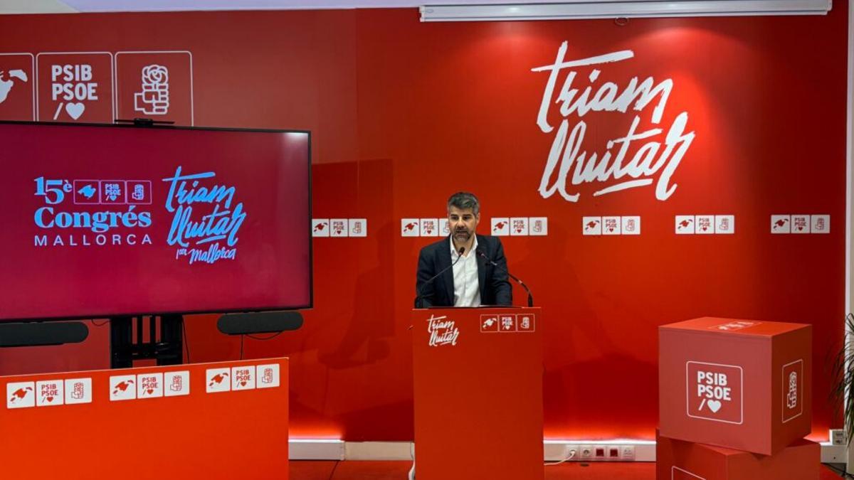 El vicesecretario general del PSOE Mallorca, Javier de Juan, durante la rueda de prensa celebrada esta mañana