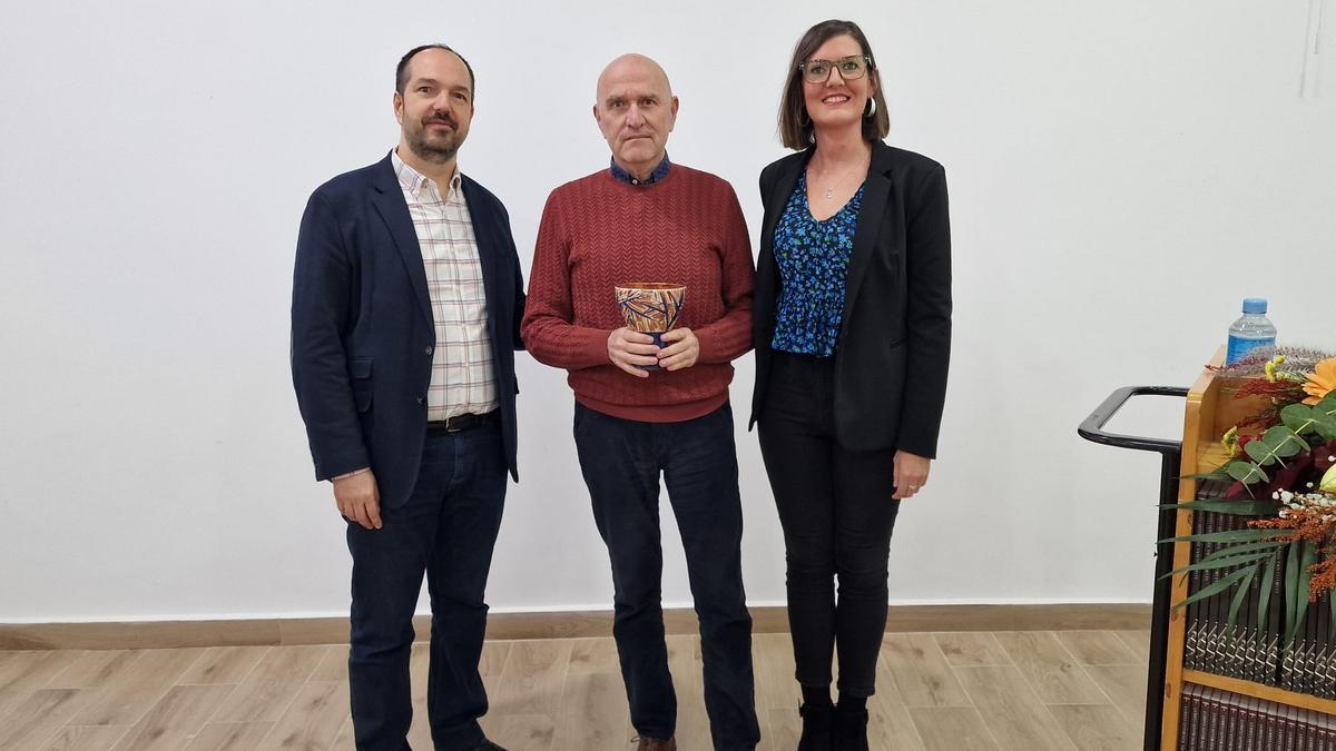 Francesc Ferre recibe el premio del alcalde Guillermo Luján.