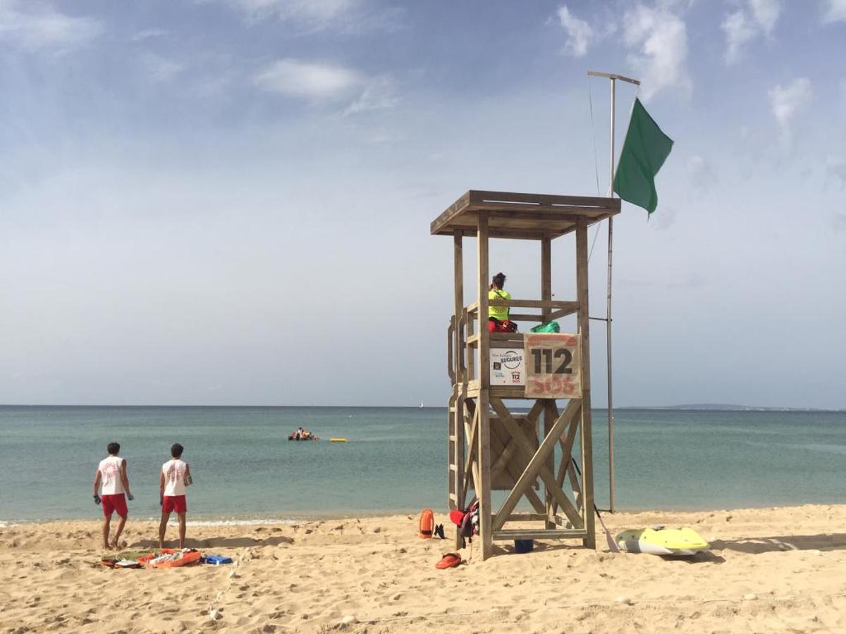 Socorristas durante un simulacro en Platja de Palma.