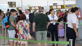 Los vuelos con salida desde Alicante sufren sus primeros retrasos