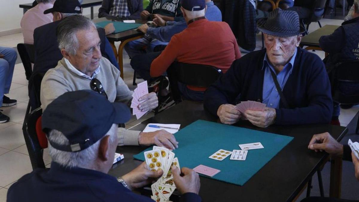 Usuarios del centro social El Cortijo, en La Corredoria. | LUISMA MURIAS