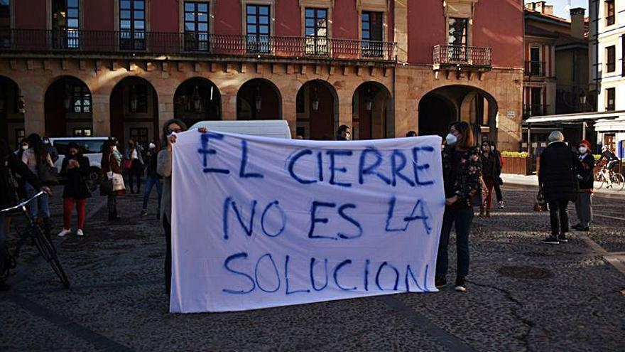 Asistentes a la manifestación de ayer en la plaza Mayor. | Efrén Tomás