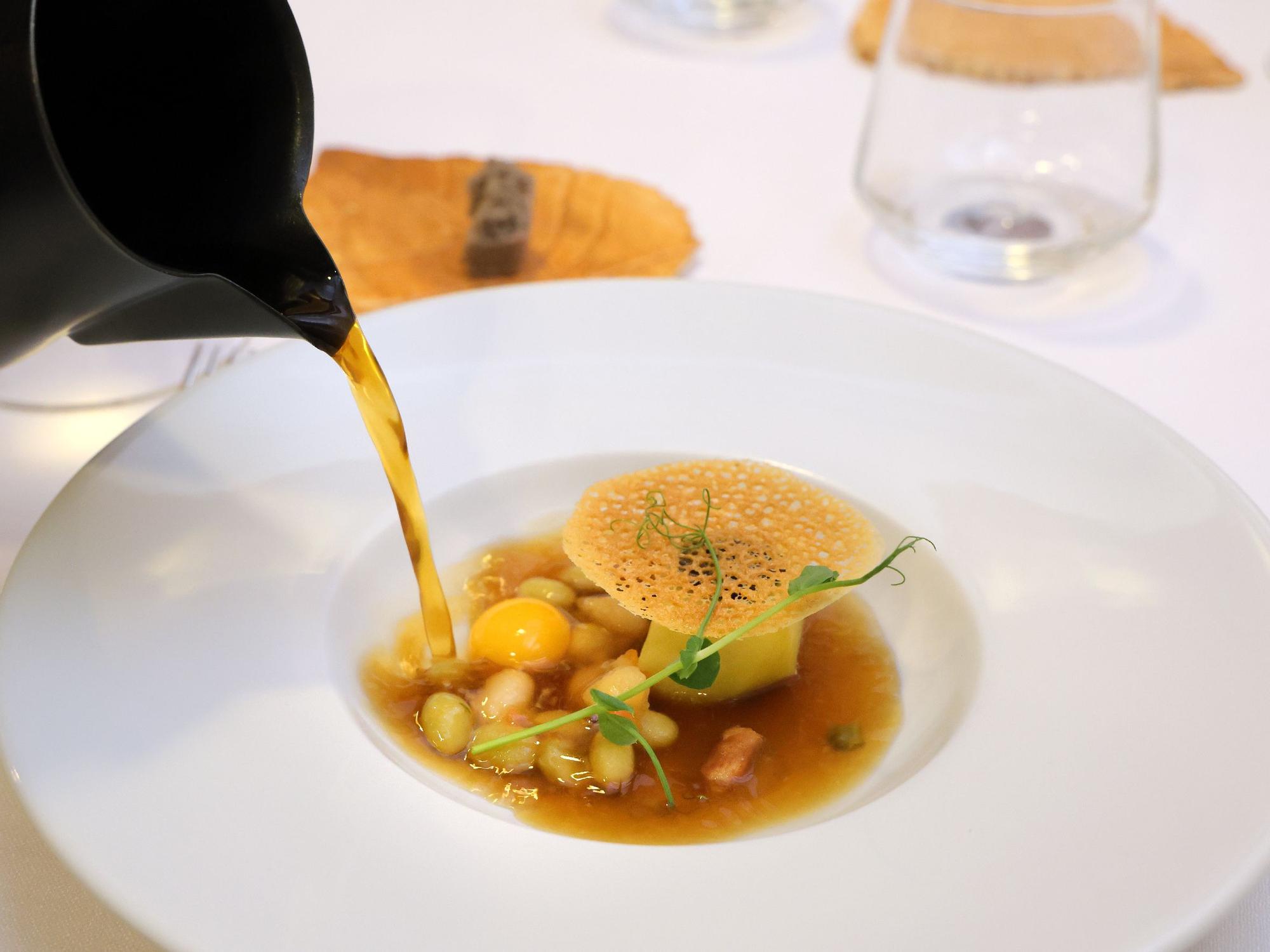 Una sopa de cebolla elaborada de un forma original.
